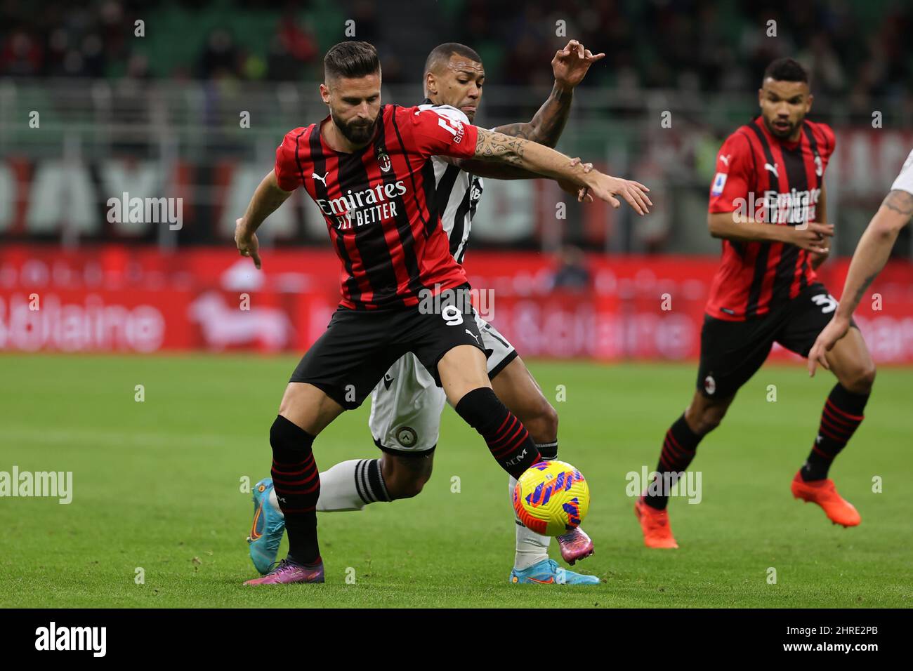 Mailand, Italien. 25.. Februar 2022. Olivier Giroud vom AC Mailand kämpft während des Fußballspiels der Serie A 2021/22 zwischen dem AC Mailand und dem Udinese Calcio im Giuseppe Meazza Stadium, Mailand, Italien, am 25. Februar 2022 um den Ball gegen Walace von Udinese Calcio (Foto: Fabrizio Carabelli/LiveMedia/Sipa USA) Credit: SIPA US/Alamy Live News Stockfoto