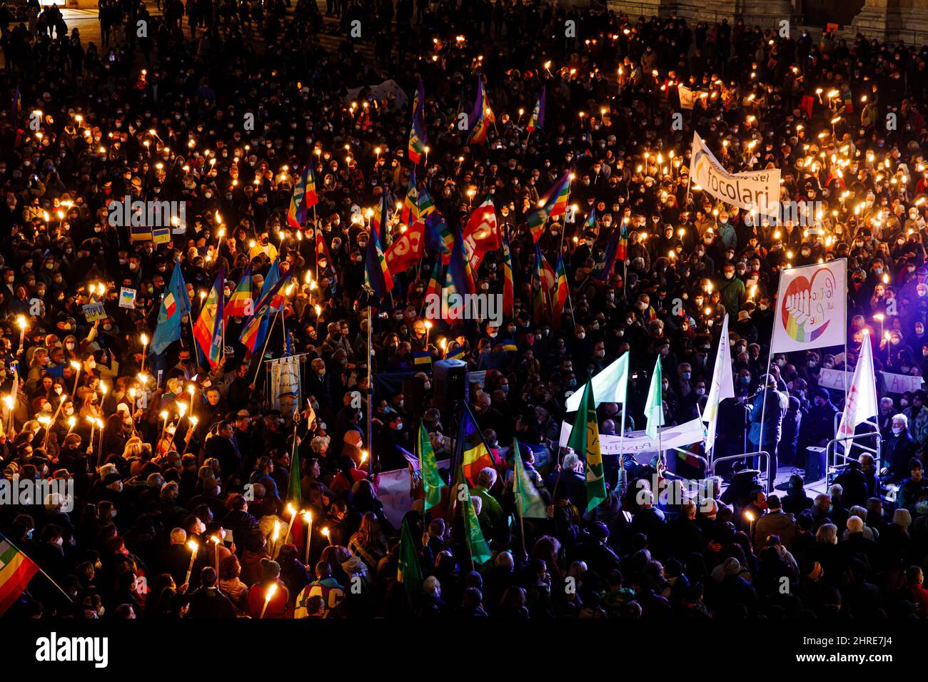 Bologna, Italien. 25. Februar 2022. Friedliche Fackelzug für den Frieden in der Ukraine auf der Piazza Maggiore, Bologna (Italien) Quelle: Massimiliano Donati/Alamy Live News Stockfoto