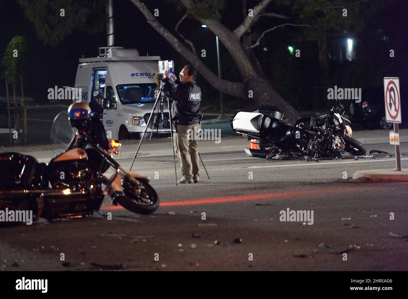 Ein beschädigtes Motorrad (rechts) aus der Autokolonne mit Premierminister Justin Trudeau wird nach einem Unfall im Simi Valley, Kalifornien, Freitag, 9. Februar 2018, gezeigt.DIE KANADISCHE PRESSE/Ryan Remiorz Stockfoto