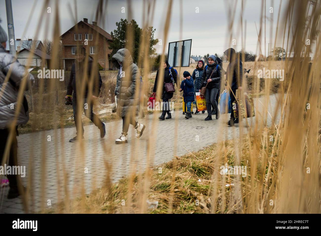 Medyka, Polen. 25.. Februar 2022. Ukrainische Flüchtlinge werden in Medyka die Grenze überqueren sehen. Ukrainische Flüchtlinge am Grenzübergang Medyka. Am zweiten Tag der russischen Invasion in der Ukraine kamen Tausende von Flüchtlingen über den Grenzübergang in Medyka nach Polen, und eine riesige Schlange von Menschen auf ukrainischer Seite versucht, nach Polen zu gelangen. Kredit: SOPA Images Limited/Alamy Live Nachrichten Stockfoto
