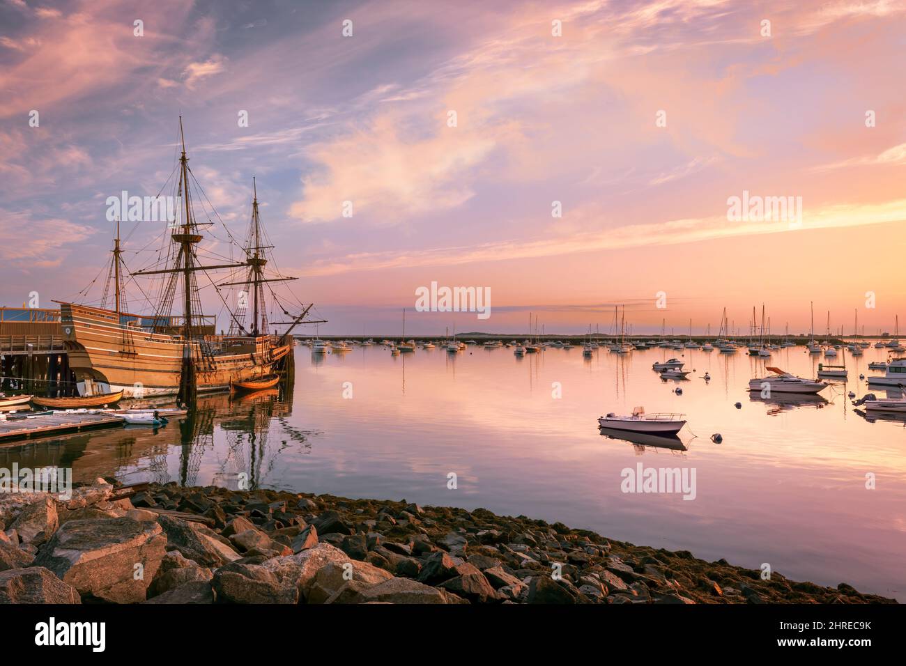 Die Sonne geht über der Mayflower II auf, einer Nachbildung der Mayflower aus dem 17.. Jahrhundert, die vor dem State Pier in Plymouth, Massachusetts, USA, vertäut ist. Stockfoto