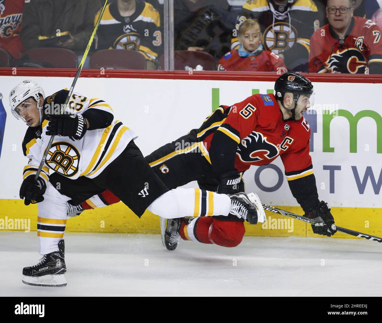 Brad Marchand von Boston Bruins, links, überprüft Mark Giordano von Calgary Flames während der zweiten NHL-Hockey-Aktion in Calgary am Montag, den 19. Februar 2018.DIE KANADISCHE PRESSE/Jeff McIntosh Stockfoto