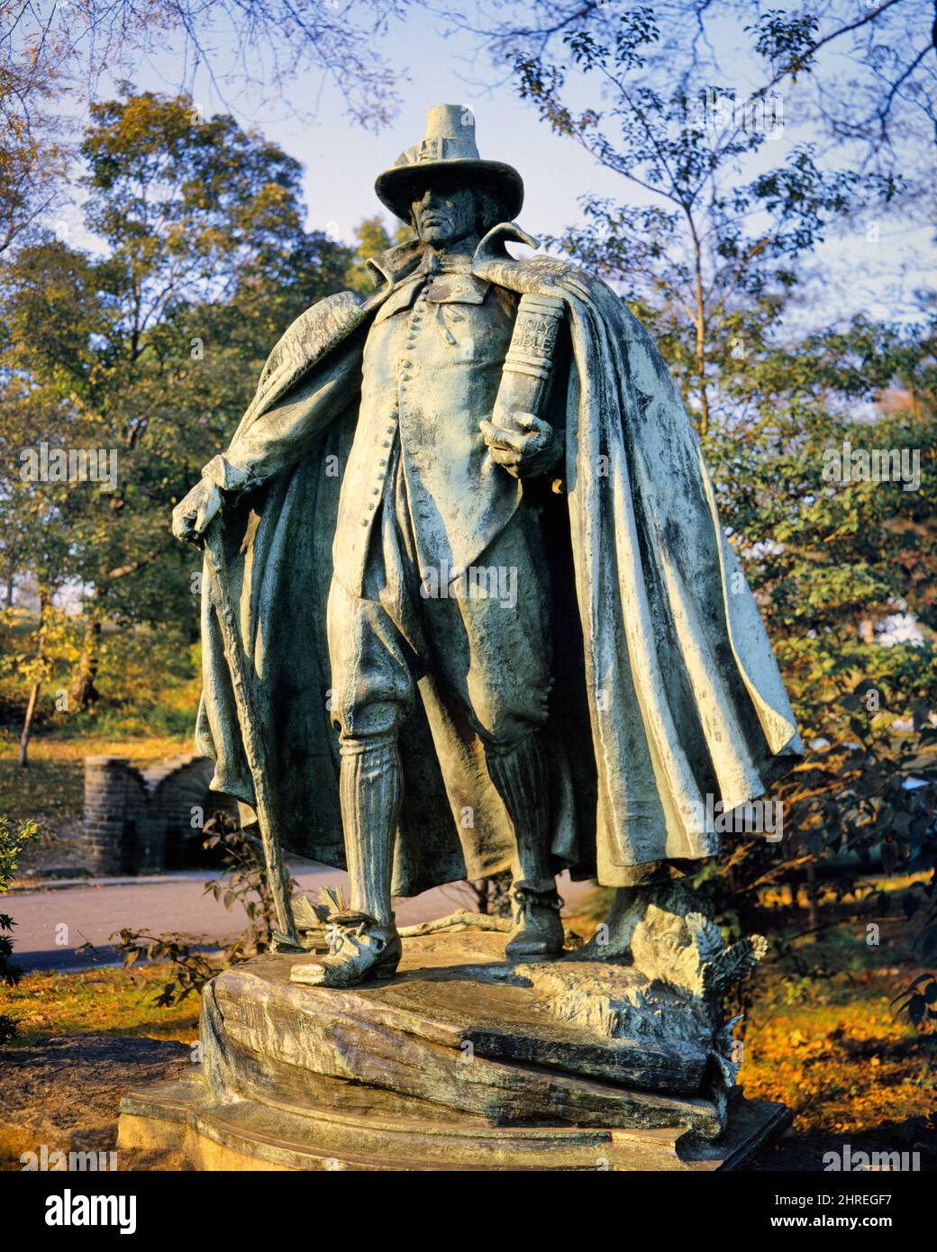 1990S DIE PILGERBRONZE VON AUGUSTUS ST-GAUDENS 1905 REVISION THE PURITAN 1887 SPRINGFIELD MA FAIRMOUNT PARK PHILADELPHIA PA USA - KP318 HAR001 HARS VEREINIGTE STAATEN VON AMERIKA MÄNNER SPIRITUALITÄT AMERICANA NORDAMERIKA FREIHEIT NORDAMERIKANISCHE PILGER URBANES ZENTRUM PILGERLEITUNG PA MÄCHTIGE NORDOSTEN PATINA REISE USA DANKBAR MITTE-ATLANTIK-REGION ORIGINAL DONNERSTAG 1905 KONZEPTIONELLE OSTKÜSTE PURITAN 1880S NATIONALEN FEIERTAG DANKBAR 1600S AUGUSTUS SAINT-GAUDENS DIAKON NOVEMBER PATINATION REPLIK RESORTS DIE PILGER BRONZE FAIRMOUNT PARK HAR001 ALTMODISCH Stockfoto