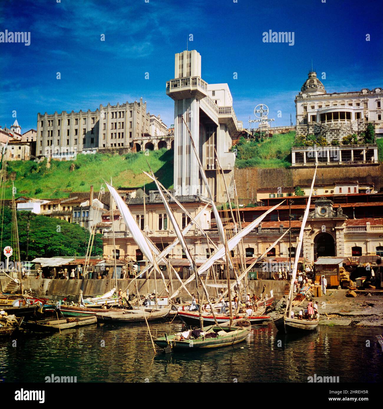 1950S DER LACERDA AUFZUG 2 TÜRME 4 AUFZÜGE WURDE 1873 VON OTIS AUFZUG FIRMA IM BUNDESSTAAT BAHIA IN SALVADOR BRASILIEN GEBAUT - KR3217 HAR001 HARS ALTMODISCH Stockfoto