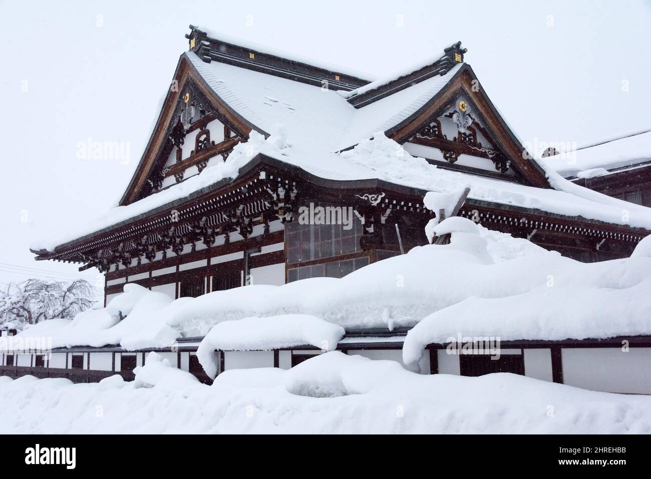 Traditionelles Haus mit dichtem Schnee, Yokote, Präfektur Akita, Japan Stockfoto