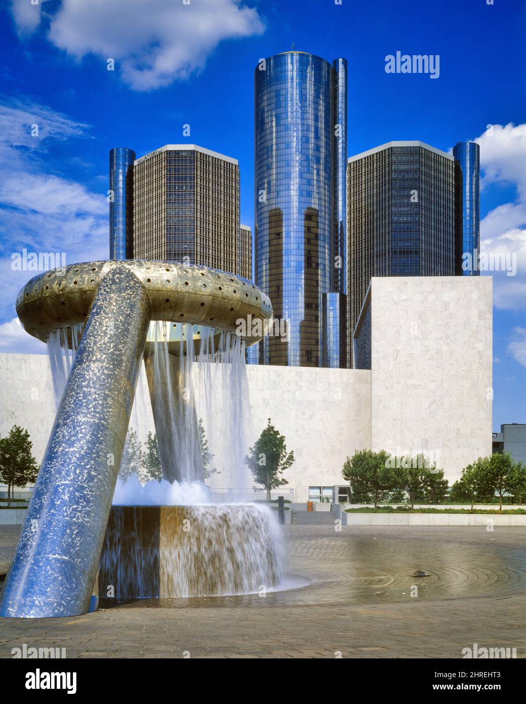 1980S THE HORACE C. DODGE FOUNTAIN VON ISAMU NOGUCHI IM RENAISSANCE CENTER DOWNTOWN DETROIT MI - KR44526 RSS001 HARS OLD FASHIONED Stockfoto