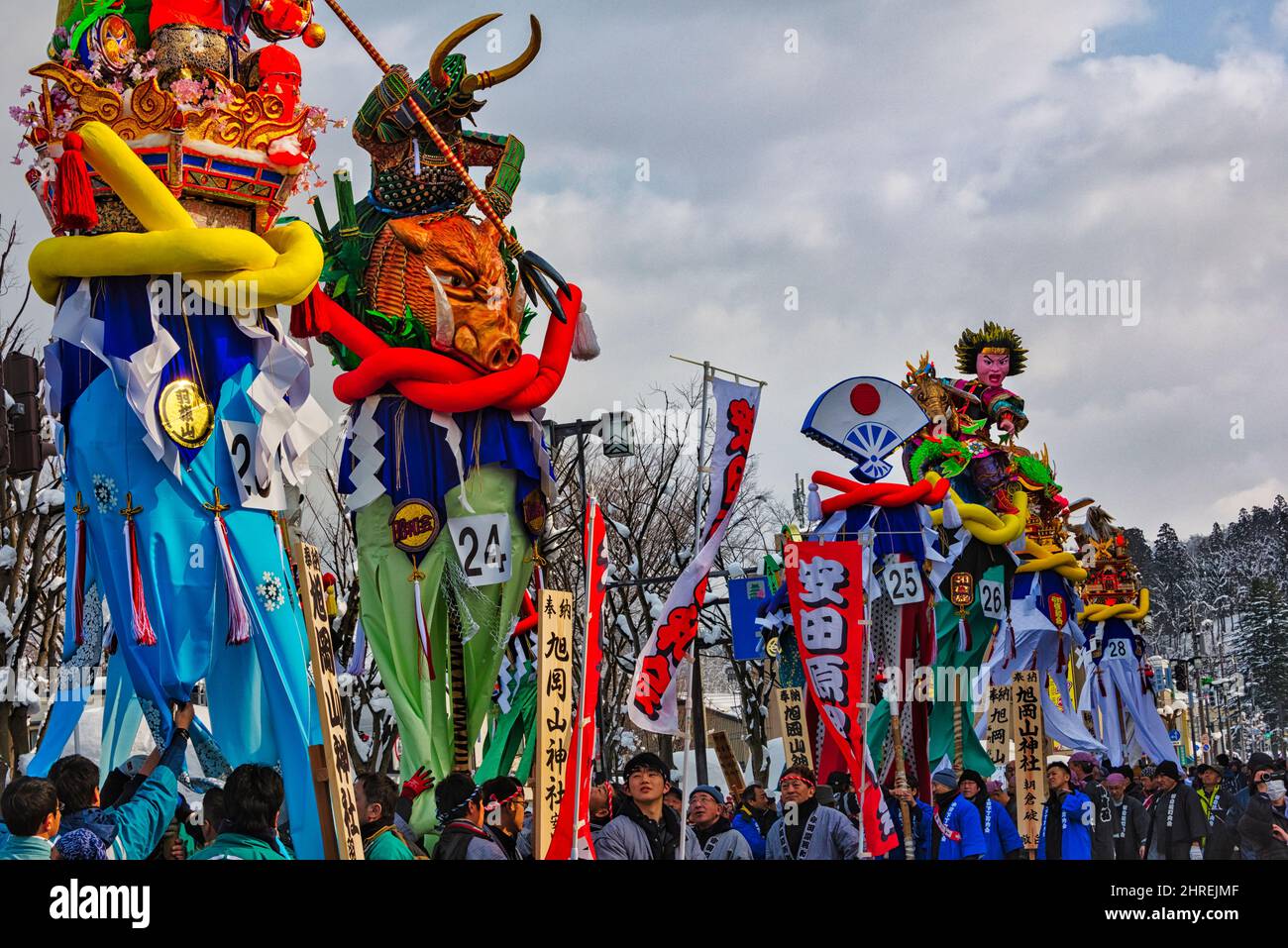 Parade mit 5 Meter hohen, 30 kg schweren verzierten Holzstangen, die den Göttern bei der Bonden-Zeremonie während des Yokote Kamakura Festivals, Yokote, Akita Pre angeboten werden Stockfoto