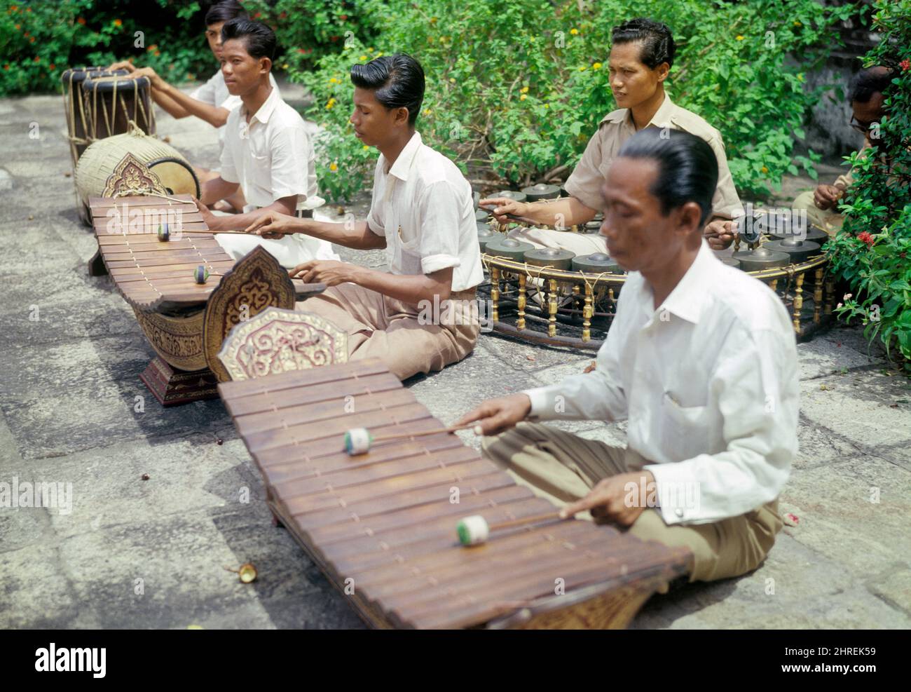 1950S 1960S 5 MÄNNER SPIELEN IN EINEM GAMELAN ORCHESTRA ZWEI GAMBANGS EIN BONAND UND EINE HENDAND-TROMMEL SÜDOSTASIEN - KR7039 HAR001 HARS FEIER 5 ARBEITSPLÄTZE IN VOLLER LÄNGE PERSONEN TRADITIONELLE INDONESIEN MÄNNER BERUF UNTERHALTUNG SPIRITUALITÄT MUSIKER WEITWINKEL GESCHICKLICHKEIT BERUF GLÜCK SKILLS PERFORMER PERCUSSION AND CAREERS PRIDE ENTERTAINER BERUFE MUSIKINSTRUMENT THAILAND KONZEPTIONELLES ENSEMBLE STILVOLLE BALINESISCHE KESSEL JAVANESISCHE MALLETS ENTERTAINER GONGS MID-ADULT MID-ADULT MANN PERFORMER ENTSPANNUNG ZWEISAMKEIT JUNGER ERWACHSENER MANN HAR001 ALTMODISCH Stockfoto