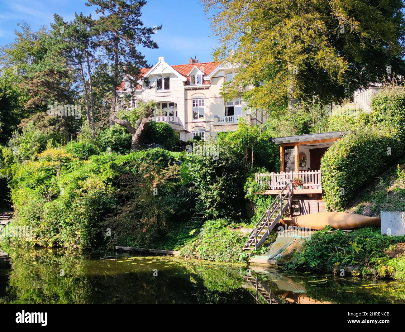 Malerischer Blick auf eine Villa auf einer Düne mit üppigem Laub Stockfoto