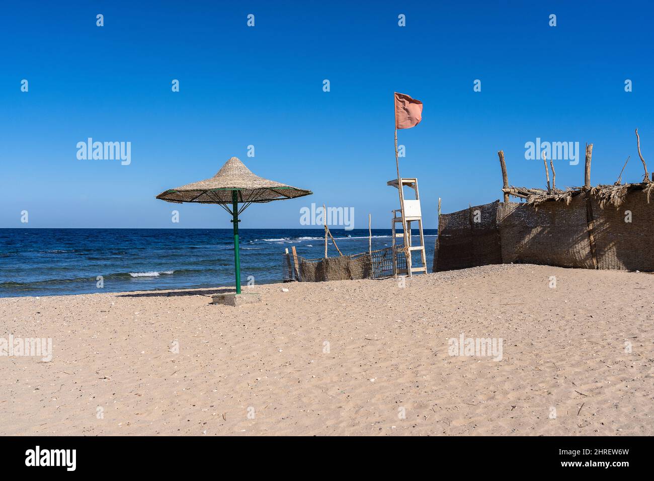 Schlechter Zustand Schilfschirm und Rettungsschwimmerstuhl am Strand, Ägypten. Stockfoto