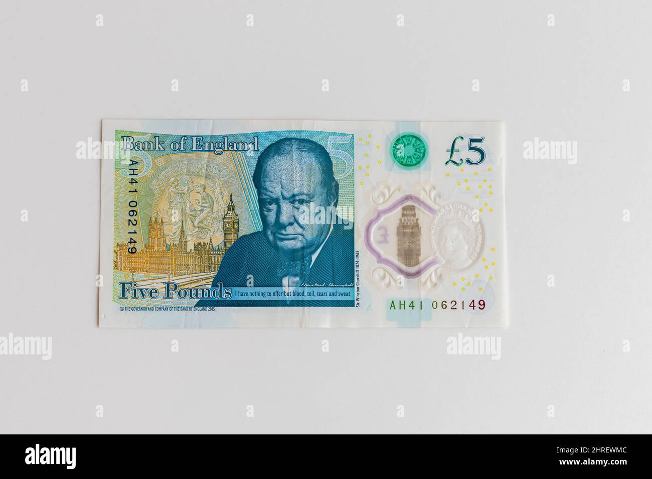 Rückseite einer Banknote der Bank of England aus dem Jahr £5 auf isoliertem weißem Hintergrund Stockfoto