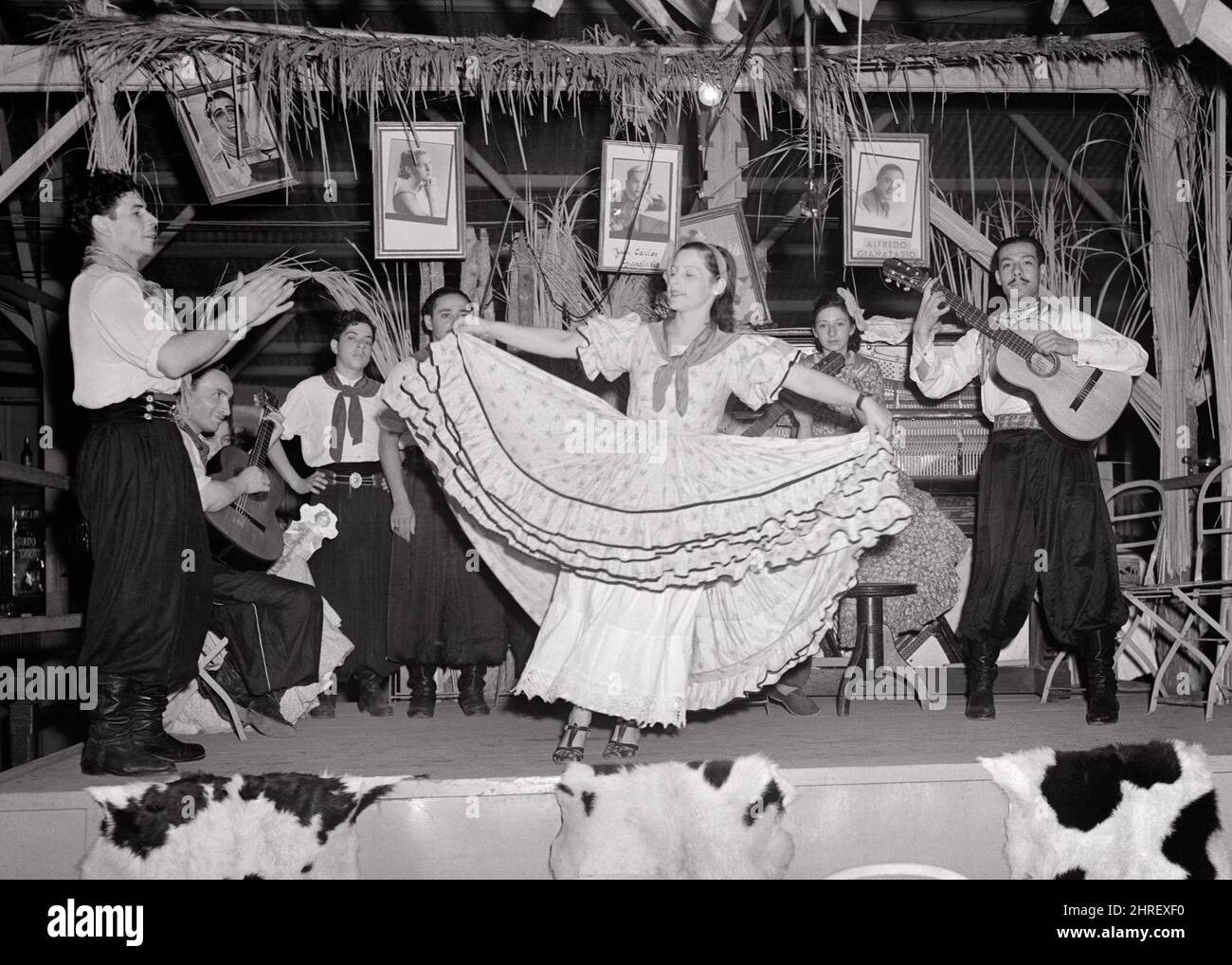 1940S GAUCHO KABARETT ENTERTAINER MÄNNER TRAGEN REITHOSEN STIEFEL FRAU HÄLT IHREN ROCK ZAMBA STIL BUENOS AIRES ARGENTINIEN - R12665 PAL001 HARS FRAUEN KOPIEREN RAUM IN VOLLER LÄNGE DAMEN PERSONEN TRADITIONELLE MÄNNER UNTERHALTUNG B&W SÜDAMERIKA PERFORMING ARTS ABENTEUER FOLKLORE AUFREGUNG TRADITION BERUFE MUSIKINSTRUMENT ETABLIERTE FOLK STILVOLLE ARGENTINIEN AIRES BUENOS AIRES KABARETT ENTERTAINER GAUCHO GITARREN MITTLEREN ERWACHSENEN MITTLEREN ERWACHSENEN MANN MITTLEREN ERWACHSENEN FRAU JUNG ERWACHSENE MANN JUNGE ERWACHSENE FRAU SCHWARZ UND WEISS KAUKASISCHEN ETHNIE ALTMODISCH Stockfoto