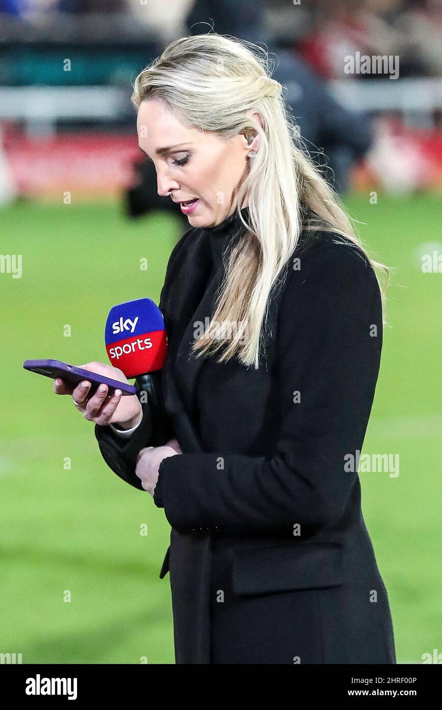 Hull, Großbritannien. 25.. Februar 2022. Sky Sports Reporter Jenna Brooks während des Super League-Spiels zwischen Hull KR und Castleford im Craven Park Stadium, Hull am 25. Februar 2022. Foto von Simon Hall. Nur zur redaktionellen Verwendung, Lizenz für kommerzielle Nutzung erforderlich. Keine Verwendung bei Wetten, Spielen oder Veröffentlichungen einzelner Clubs/Vereine/Spieler. Kredit: UK Sports Pics Ltd/Alamy Live Nachrichten Gutschrift: UK Sports Pics Ltd/Alamy Live Nachrichten Stockfoto