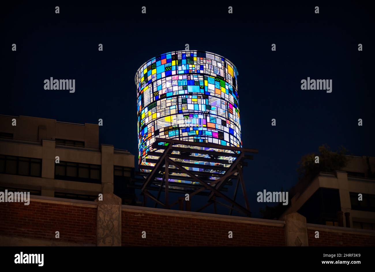 Tom Fruin beleuchtete Watertower bei Nacht Stockfoto