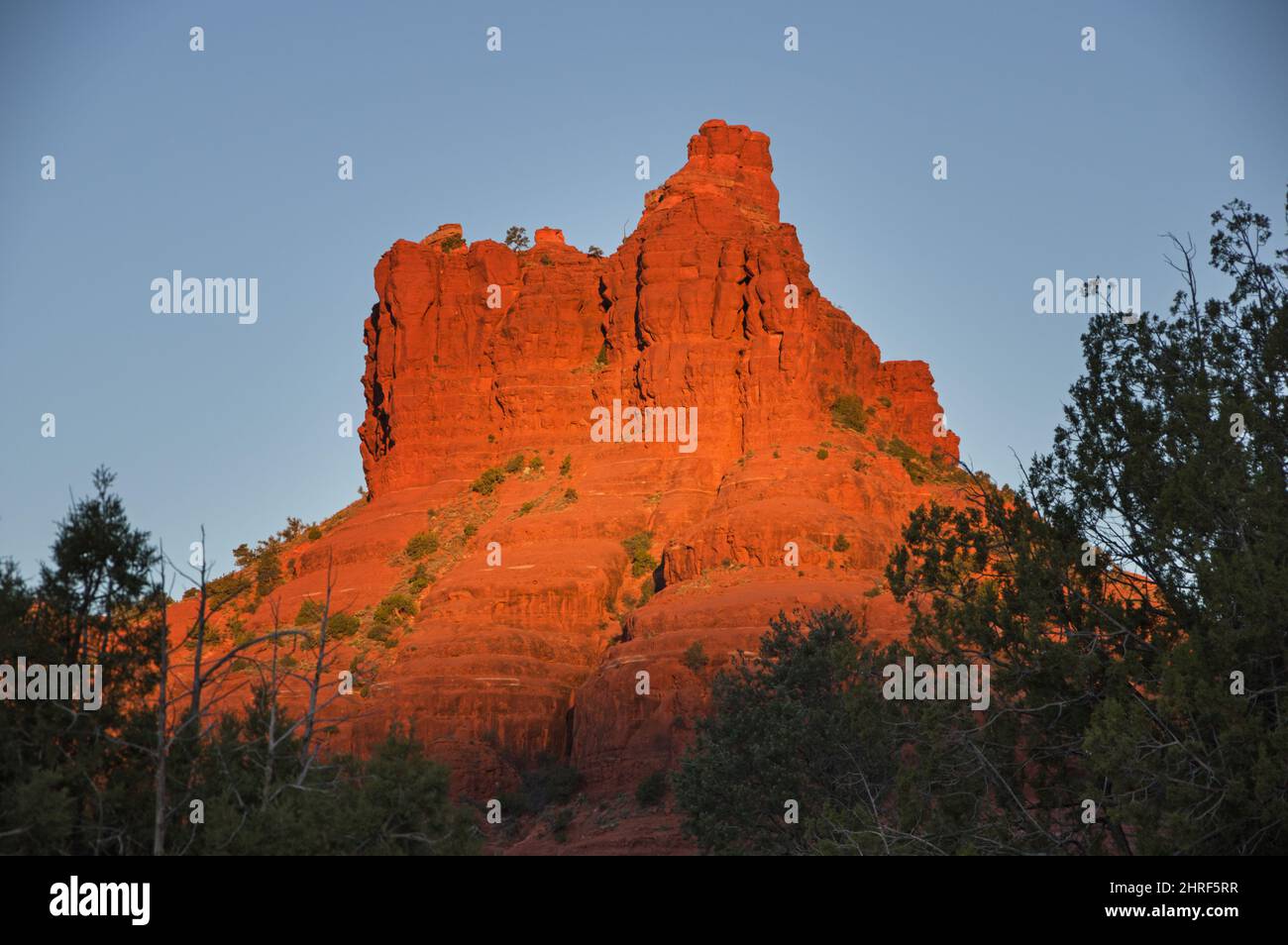 Bell Rock in der Nähe von Sedona Arizona mit dem ersten roten Licht der Dämmerung Stockfoto