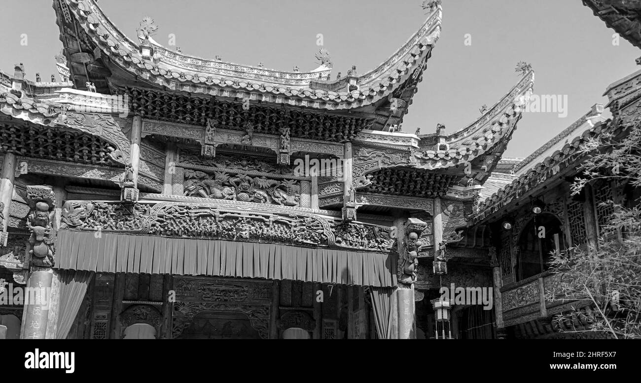 Graustufen-Aufnahme des chinesischen Architekturmusters aus der Antike. Stockfoto