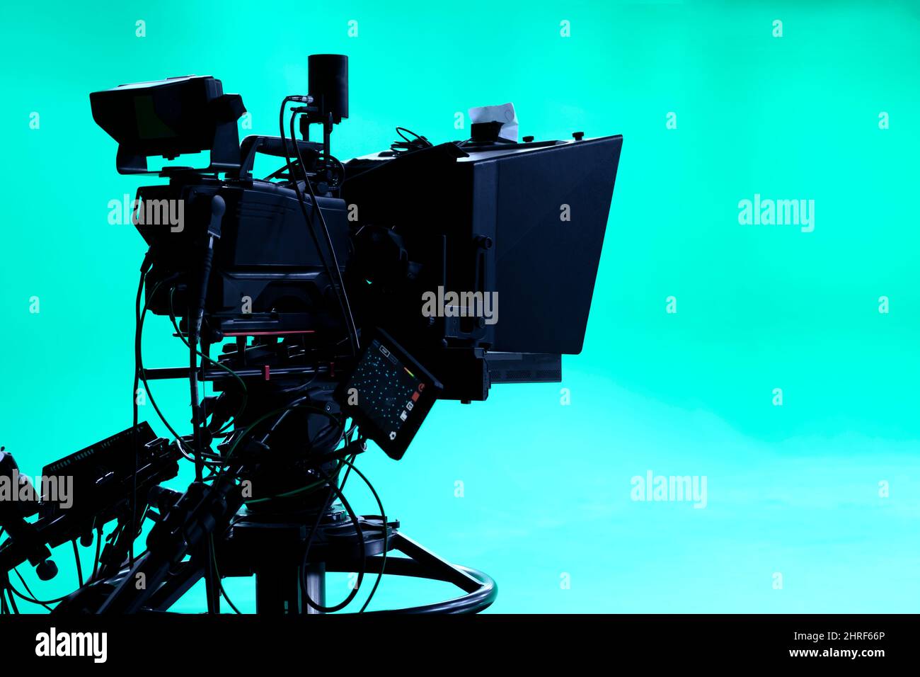 Die Kamera auf dem Stativ, LED-Flutlicht, Prompter und ein Monitor auf grünem Hintergrund. Die Chroma-Taste. Grüner Bildschirm Stockfoto
