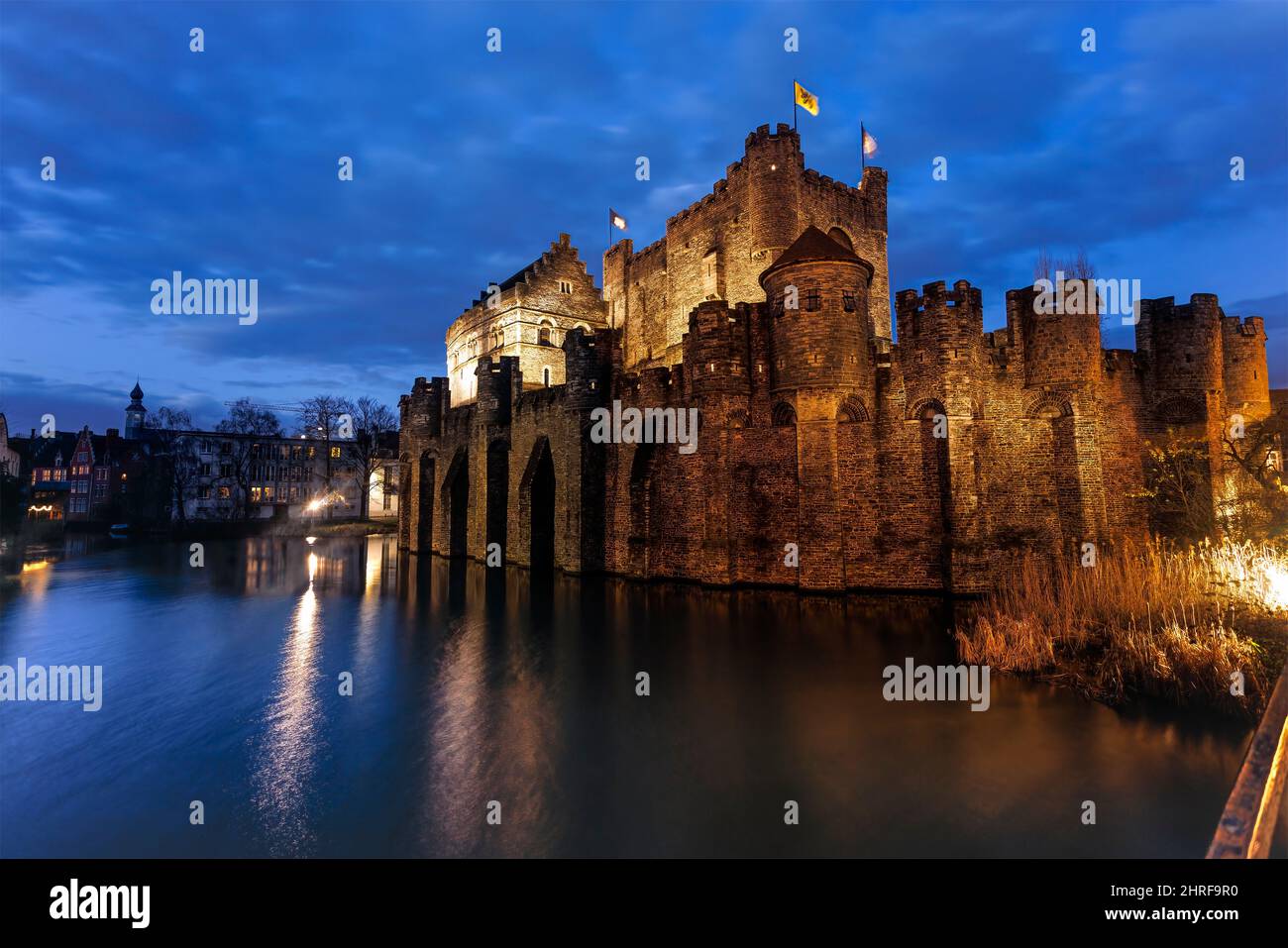 Das Gravensteen oder das Schloss der Grafen beleuchtet zur blauen Stunde. Foto aufgenommen am 27.. Januar 2022 in Gent, Provinzen Ostflandern, Be Stockfoto