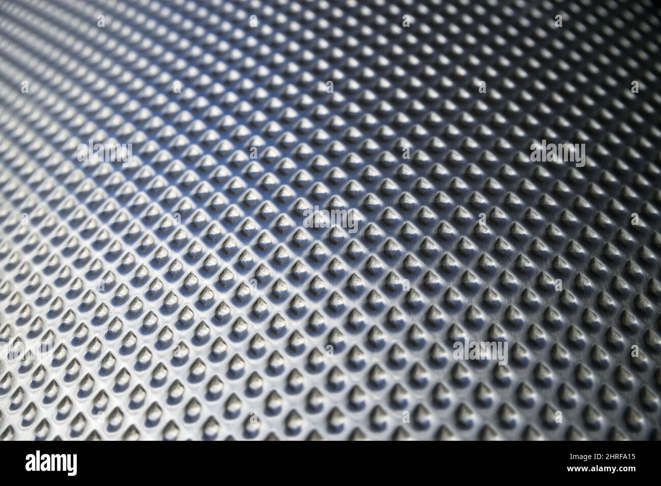 Gebogene strukturierte glänzende silberne Metallhintergrundstruktur Stockfoto
