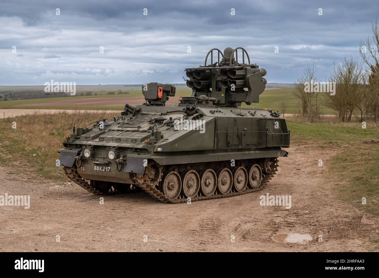 British Army Alvis Stormer Starstreak CVR-T verfolgt gepanzertes Fahrzeug mit Kurzstreckenraketen zur Luftverteidigung in Aktion auf einem Stockfoto