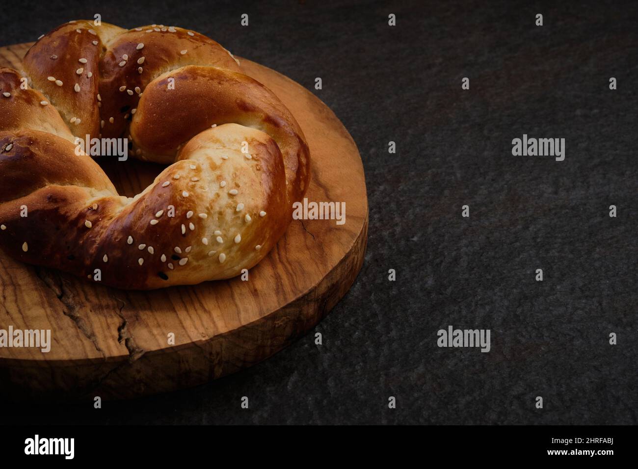 ACMA-Gebäck auf Holzbrett serviert Stockfoto