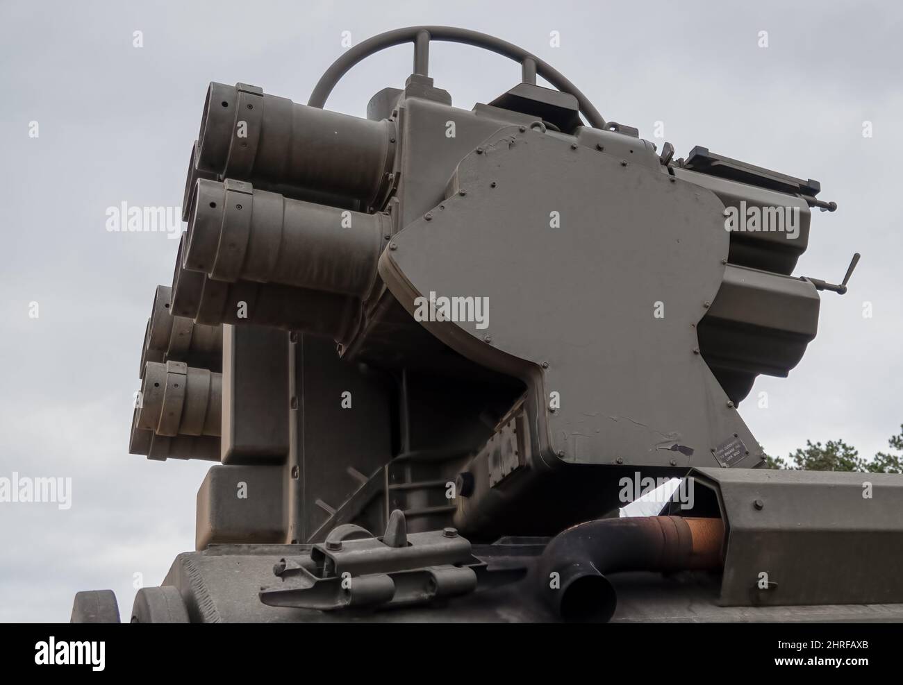 British Army Alvis Stormer Starstreak CVR-T verfolgt gepanzertes Fahrzeug mit Kurzstreckenraketen zur Luftverteidigung in Aktion auf einem Stockfoto