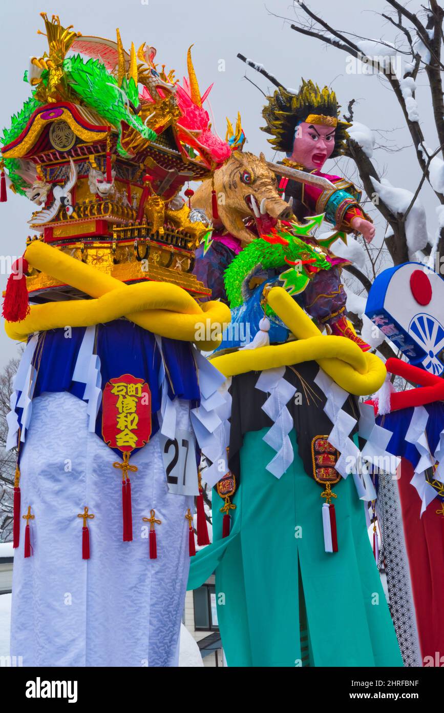 Bonden-Zeremonie, bei der während des Yokote Kamakura Festivals, Yokote, Präfektur Akita, Japan, 5 Meter hohe, 30 kg schwere, verzierte Holzpfähle den Göttern angeboten werden Stockfoto