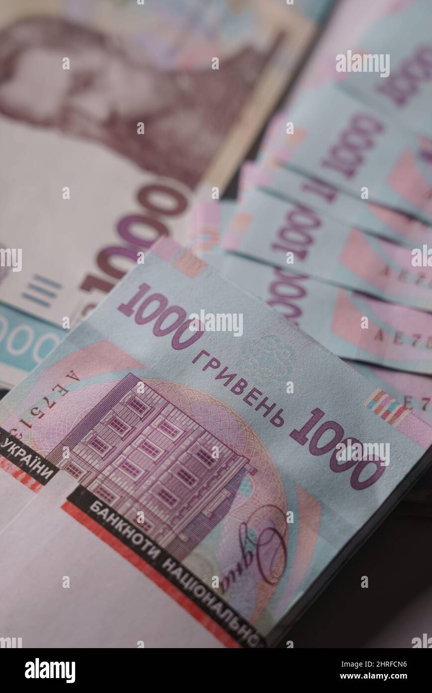 Vertikale Aufnahme des Bündels der ukrainischen Hryvnia-Banknoten Stockfoto