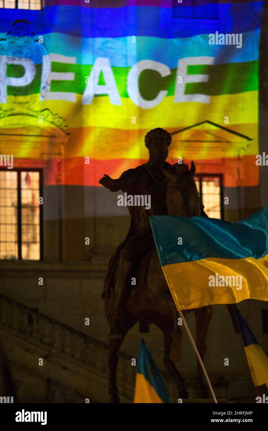 Rom, Italien. 25.. Februar 2022. Der von dem Bürgermeister von Rom, Roberto Gualtieri, organisierte kerzenlichtmarsch, der Solidarität mit dem ukrainischen Volk und dem Aufruf zum sofortigen Frieden in der Ukraine dient. Der Krieg gegen die Ukraine - und die daraus resultierende russische Invasion - wurde am frühen Morgen des 24.. Februar vom Präsidenten der Russischen Föderation, Wladimir Putin, erklärt. Kredit: LSF Foto/Alamy Live Nachrichten Stockfoto
