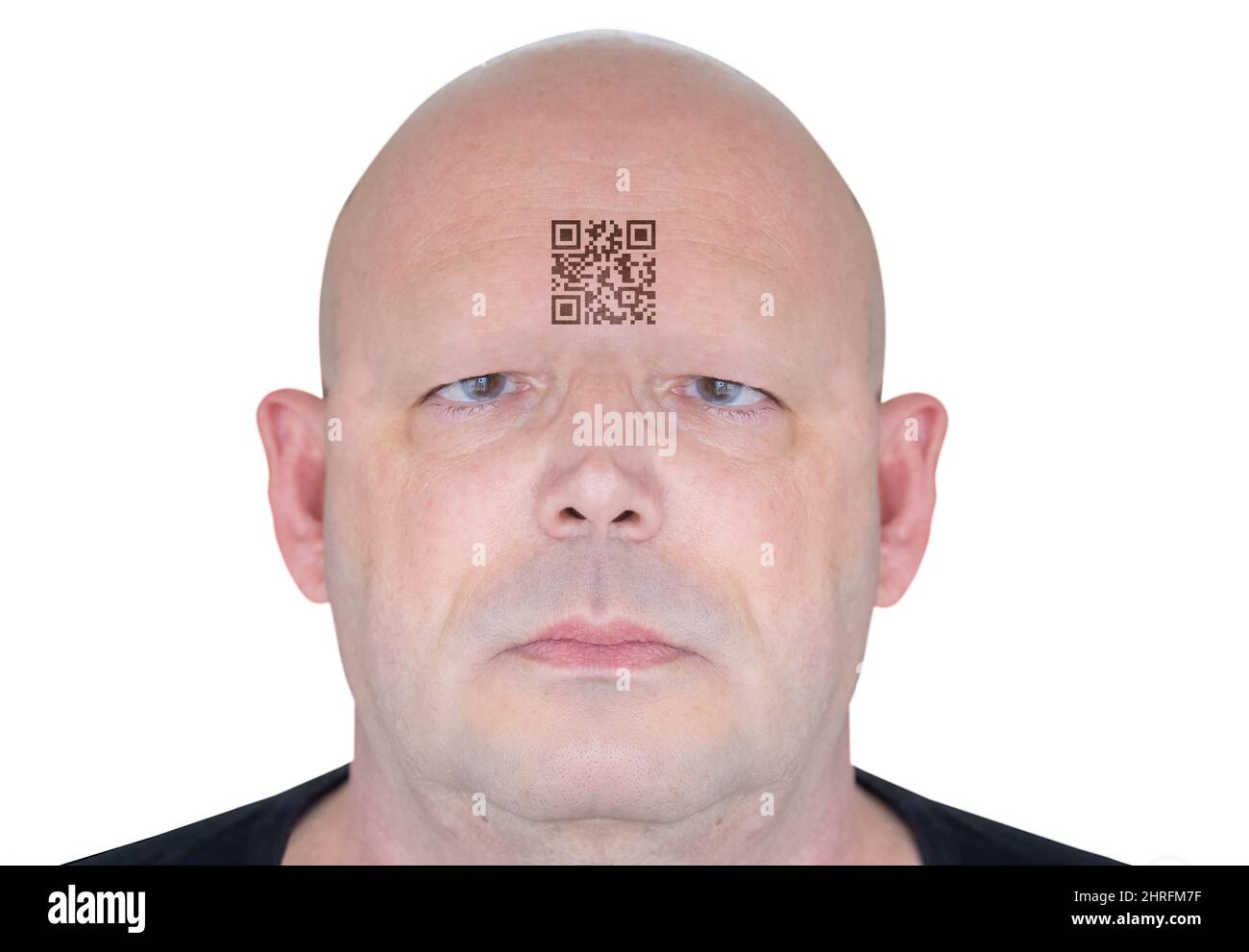 Futuristische Darstellung des Gesichts eines Mannes mit einem QR-Code auf seiner Stirn. Konzeptuelles Bild der Kontrolle der Bevölkerung. Der QR-Code enthält den Text „gen Stockfoto
