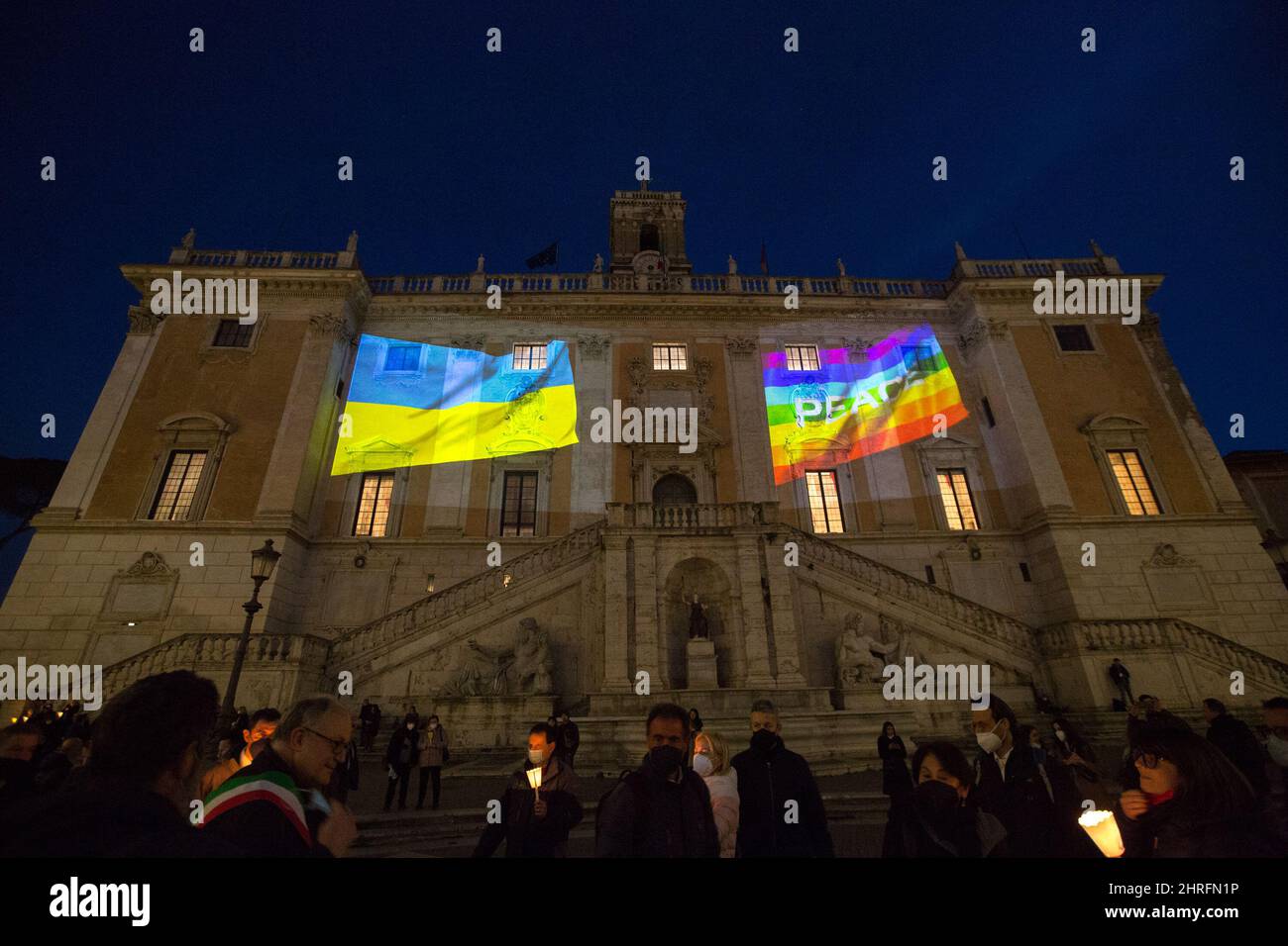 Rom, Italien. 25.. Februar 2022. Das Rathaus von Rom, Campidoglio, leuchtet vor dem kerzenlichtmarsch, der vom Bürgermeister von Rom, Roberto Gualtieri, aus Solidarität mit dem ukrainischen Volk organisiert wird und zum sofortigen Frieden in der Ukraine aufruft. Der Krieg gegen die Ukraine - und die daraus resultierende russische Invasion - wurde am frühen Morgen des 24.. Februar vom Präsidenten der Russischen Föderation, Wladimir Putin, erklärt. Kredit: LSF Foto/Alamy Live Nachrichten Stockfoto