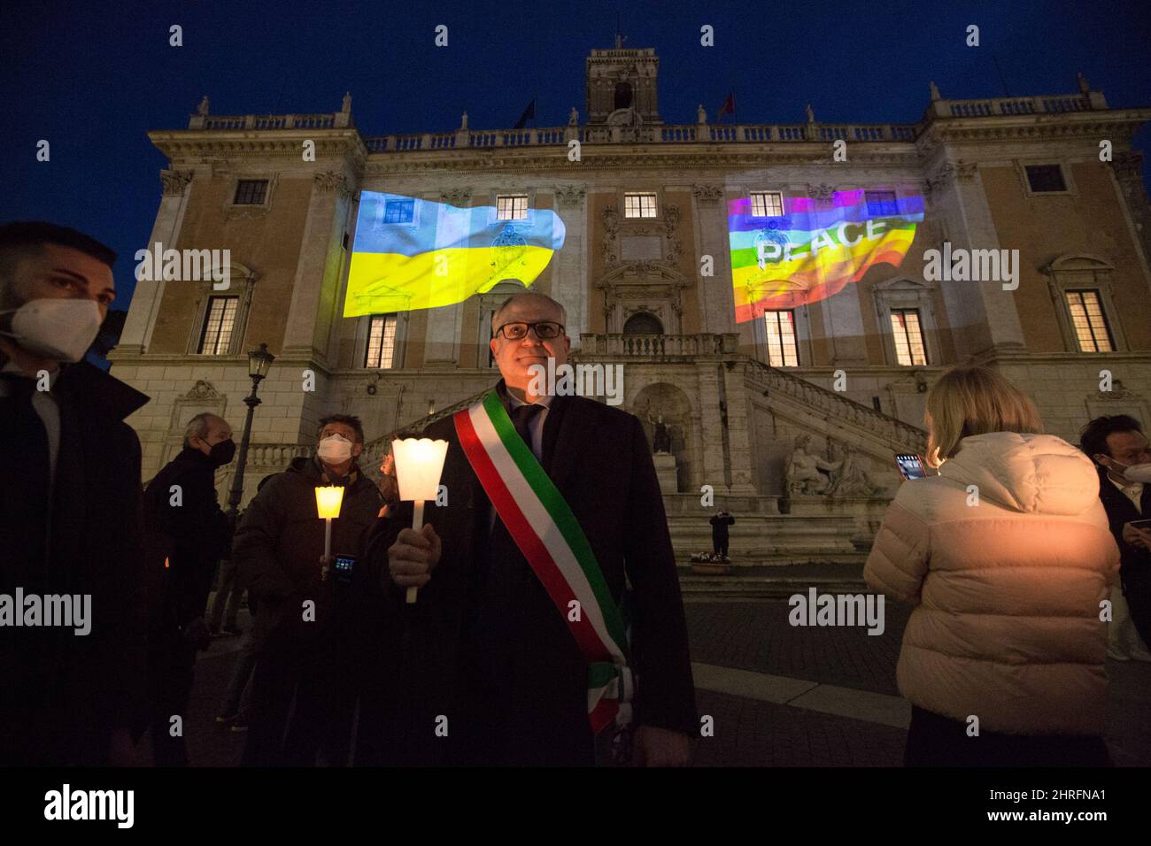 Rom, Italien. 25.. Februar 2022. Der Bürgermeister von Rom, Roberto Gualtieri, stand vor dem Rathaus von Rom, Campidoglio, vor dem kerzenlichtmarsch, der aus Solidarität mit dem ukrainischen Volk und mit dem Aufruf zum sofortigen Frieden in der Ukraine organisiert wurde. Der Krieg gegen die Ukraine - und die daraus resultierende russische Invasion - wurde am frühen Morgen des 24.. Februar vom Präsidenten der Russischen Föderation, Wladimir Putin, erklärt. Kredit: LSF Foto/Alamy Live Nachrichten Stockfoto