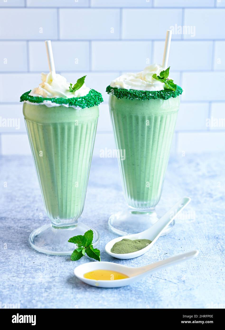 Shamrock Shakes zu Hause, kalte Matcha grüne Getränke für St. Patricks Tag Stockfoto
