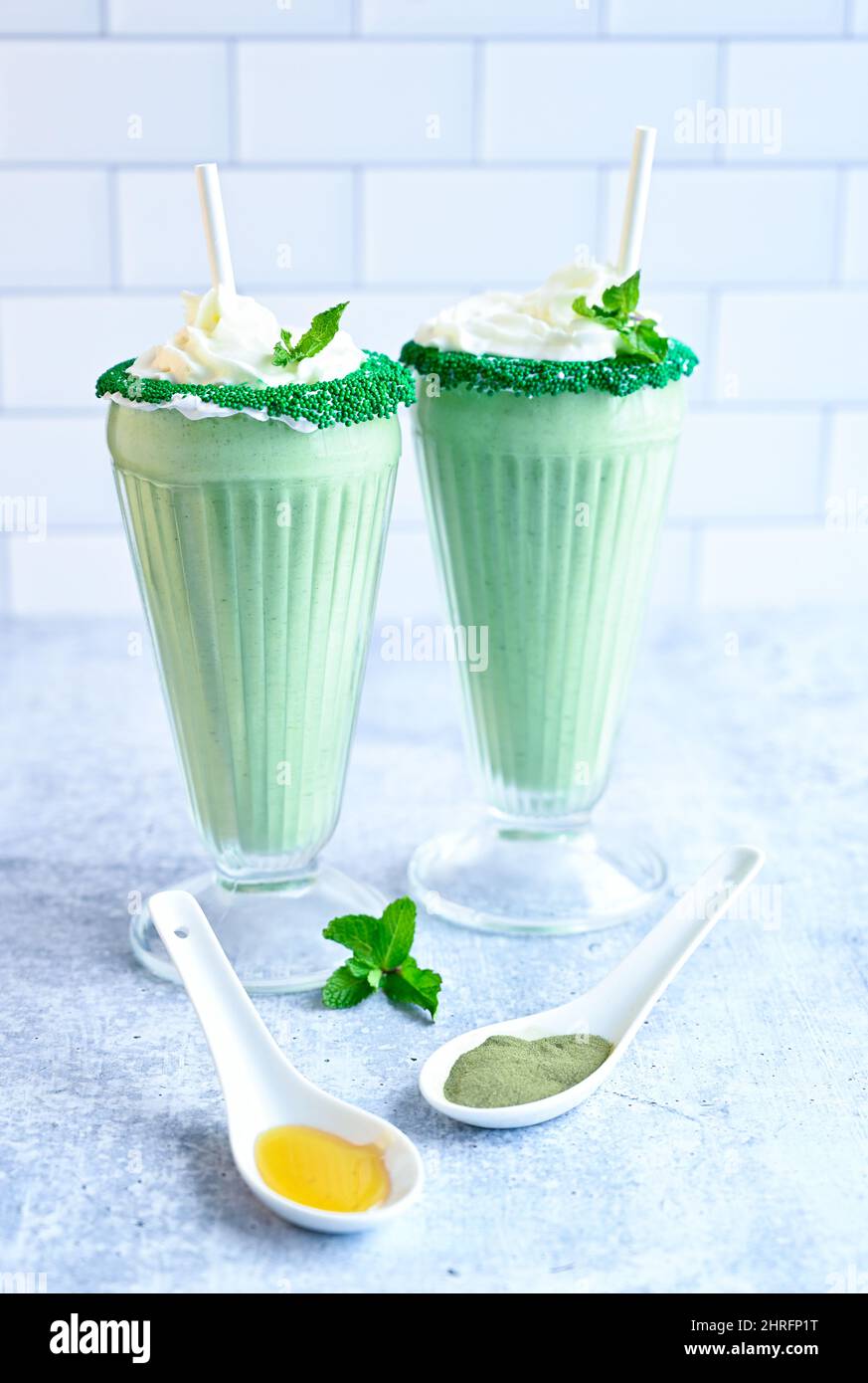 Zwei grüne Matcha Blended Shamrock Shakes gesunde kalte Getränke Stockfoto