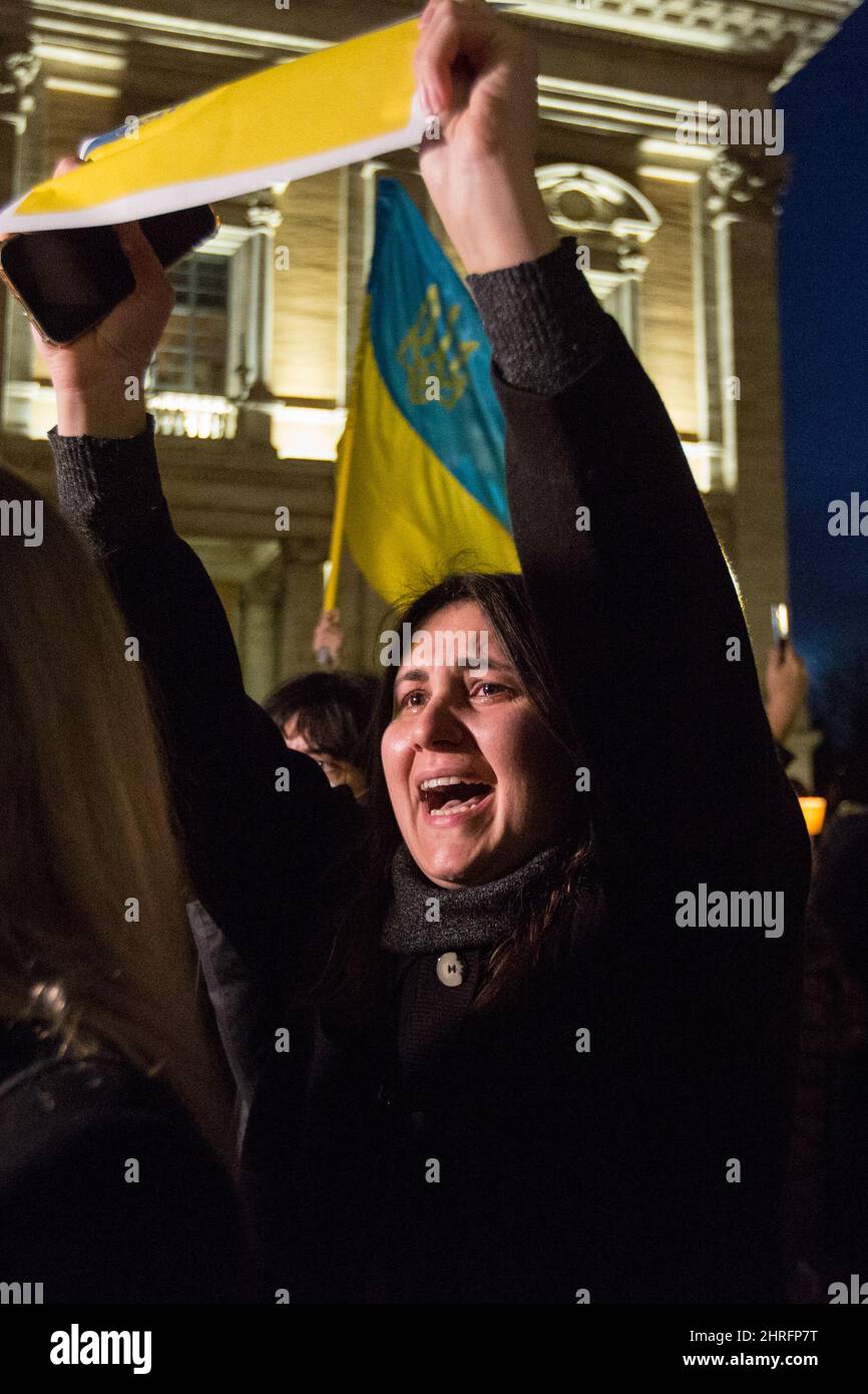 Rom, Italien. 25.. Februar 2022. Der von dem Bürgermeister von Rom, Roberto Gualtieri, organisierte kerzenlichtmarsch, der Solidarität mit dem ukrainischen Volk und dem Aufruf zum sofortigen Frieden in der Ukraine dient. Der Krieg gegen die Ukraine - und die daraus resultierende russische Invasion - wurde am frühen Morgen des 24.. Februar vom Präsidenten der Russischen Föderation, Wladimir Putin, erklärt. Kredit: LSF Foto/Alamy Live Nachrichten Stockfoto