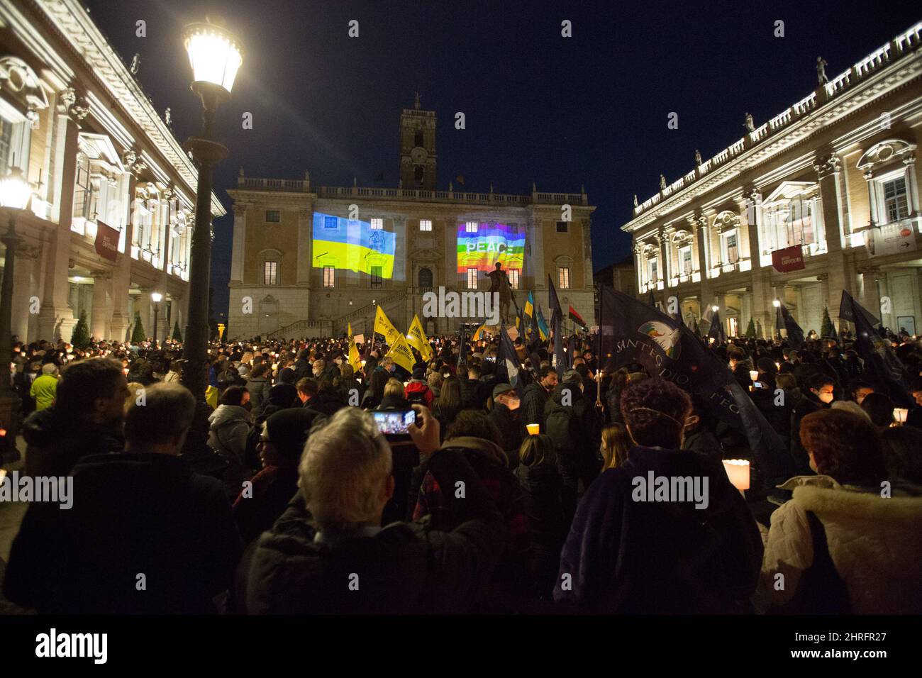 Rom, Italien. 25.. Februar 2022. Das Rathaus von Rom, Campidoglio, leuchtet vor dem kerzenlichtmarsch, der vom Bürgermeister von Rom, Roberto Gualtieri, aus Solidarität mit dem ukrainischen Volk organisiert wird und zum sofortigen Frieden in der Ukraine aufruft. Der Krieg gegen die Ukraine - und die daraus resultierende russische Invasion - wurde am frühen Morgen des 24.. Februar vom Präsidenten der Russischen Föderation, Wladimir Putin, erklärt. Kredit: LSF Foto/Alamy Live Nachrichten Stockfoto