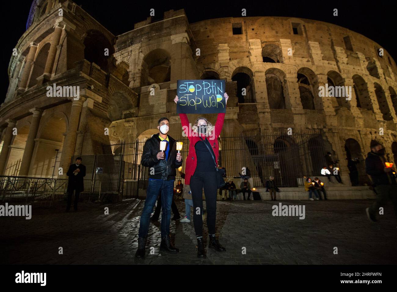 Rom, Italien. 25.. Februar 2022. Menschen, die das Plakat Stop Putin Stop war nach dem Kerzenschein-marsch zeigen, der vom Bürgermeister von Rom, Roberto Gualtieri, aus Solidarität mit dem ukrainischen Volk organisiert wurde und für einen sofortigen Frieden in der Ukraine aufruft. Der Krieg gegen die Ukraine - und die daraus resultierende russische Invasion - wurde am frühen Morgen des 24.. Februar vom Präsidenten der Russischen Föderation, Wladimir Putin, erklärt. Kredit: LSF Foto/Alamy Live Nachrichten Stockfoto