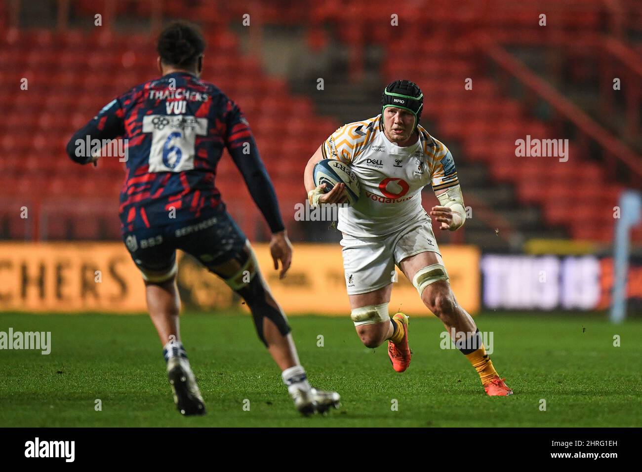 Tom Willis von Wasps Rugby, tritt gegen Chris Vui von Bristol Bears an, Stockfoto