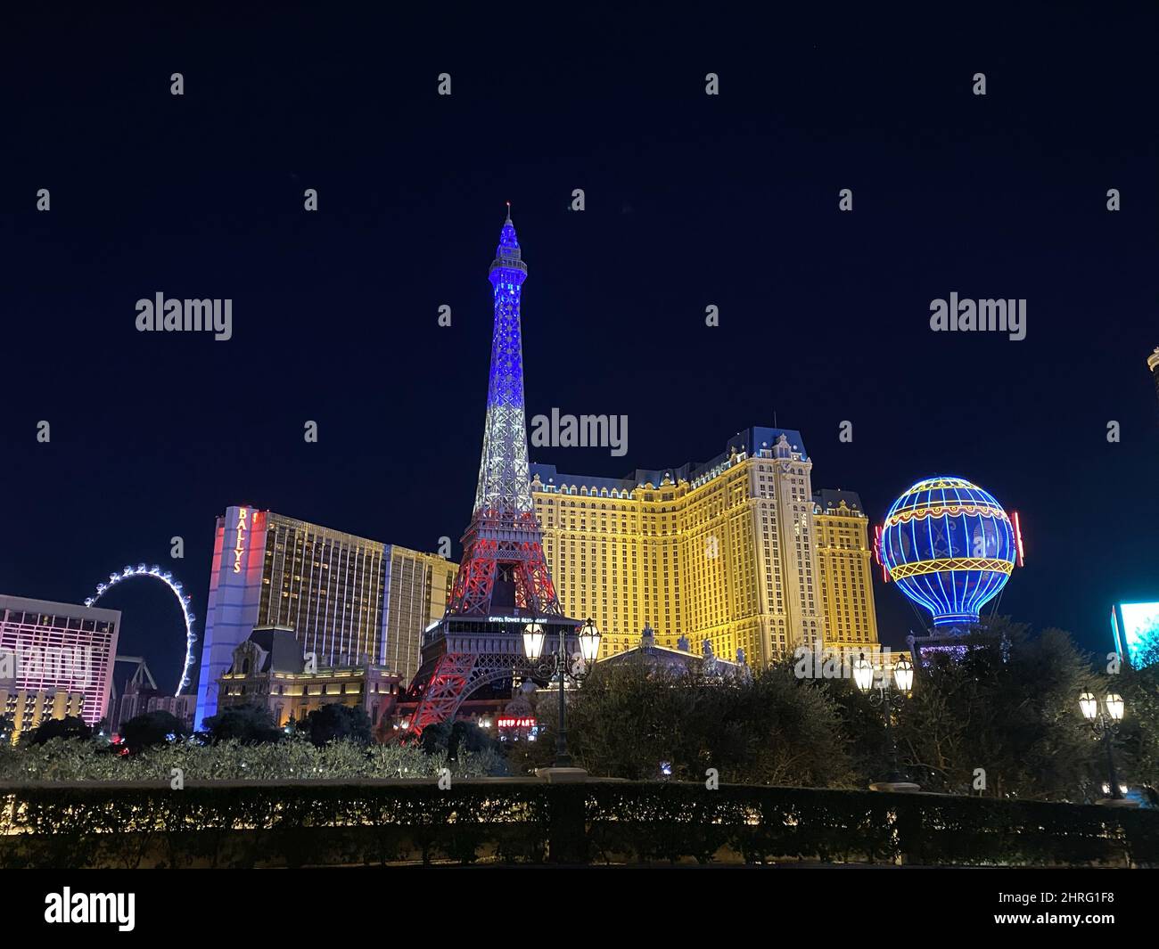 Beleuchteter Eifelturm in Las Vegas bei Nacht Stockfoto