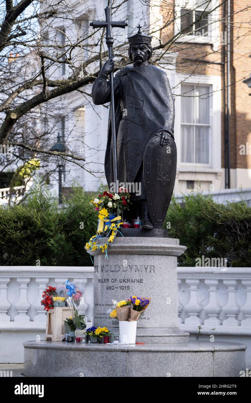 Nach dem russischen Einmarsch in die Ukraine, jetzt am zweiten Tag, ist die Skulptur des Heiligen Wolodymyr am 24.. Februar 2022 in London, England, in der Nähe des Ukrainischen Instituts im Holland Park mit Blumen geschmückt. Der heilige Wolodymyr war Prinz von Nowgorod, Großfürst von Kiew und Herrscher der Kiewer Rus' von 980 bis 1015. Stockfoto