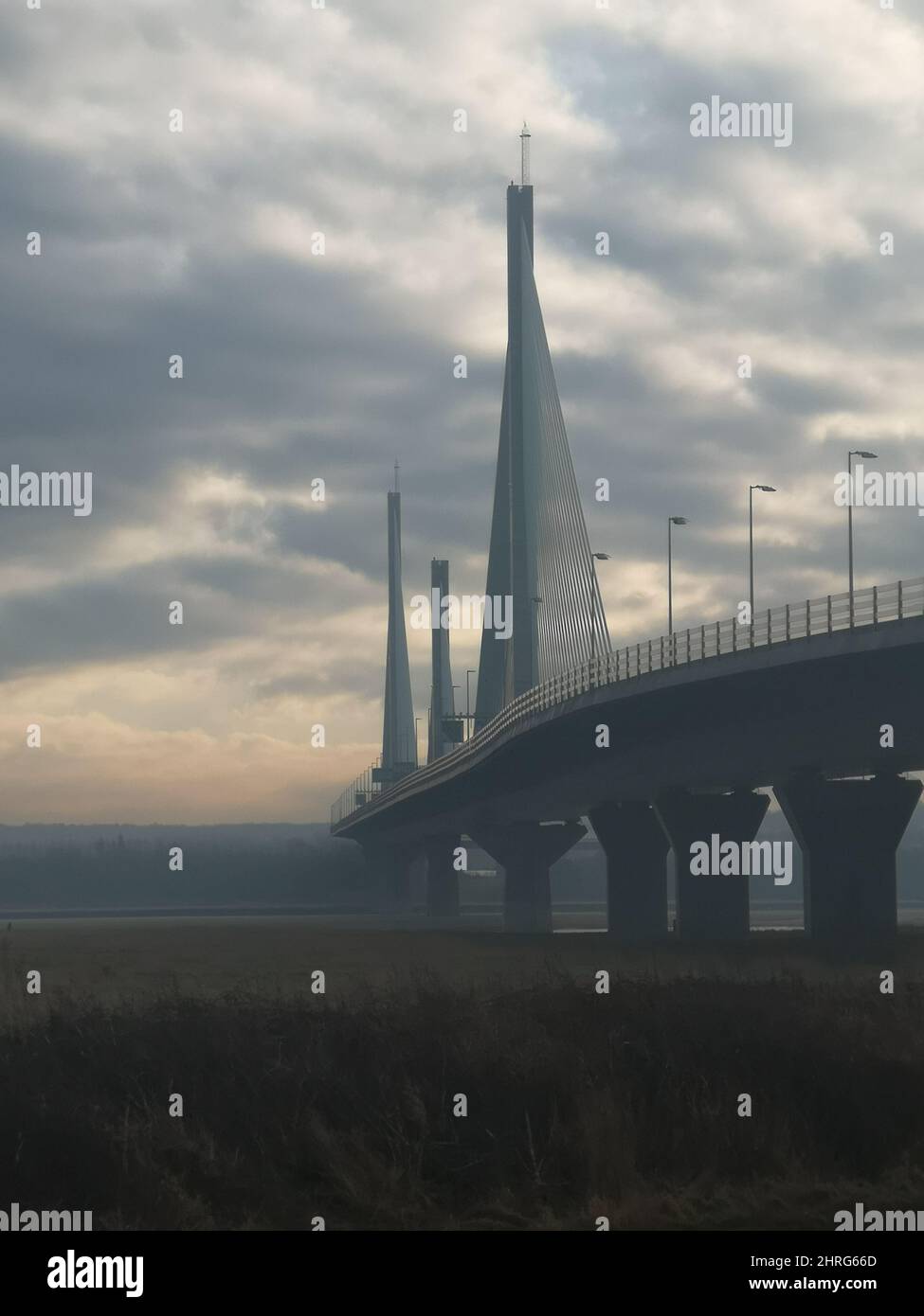 Vertikale Aufnahme des Mersey Gateway in Runcorn, Großbritannien an einem nebligen Tag Stockfoto
