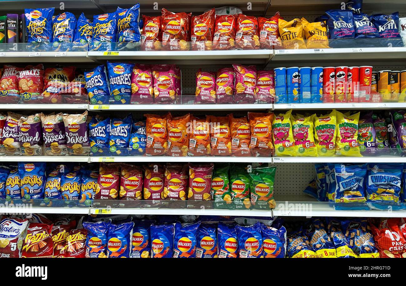 London, Großbritannien 25 Feb 2022 - große, mehrere Chips-Packs im britischen Supermarkt. Es gibt Befürchtungen, dass die Lebensmittelpreise höher als erwartet steigen könnten, und die Inflation könnte bei einem russischen Einmarsch in die Ukraine 8,2 % erreichen. Credit Dinendra Haria /Alamy Live News Stockfoto