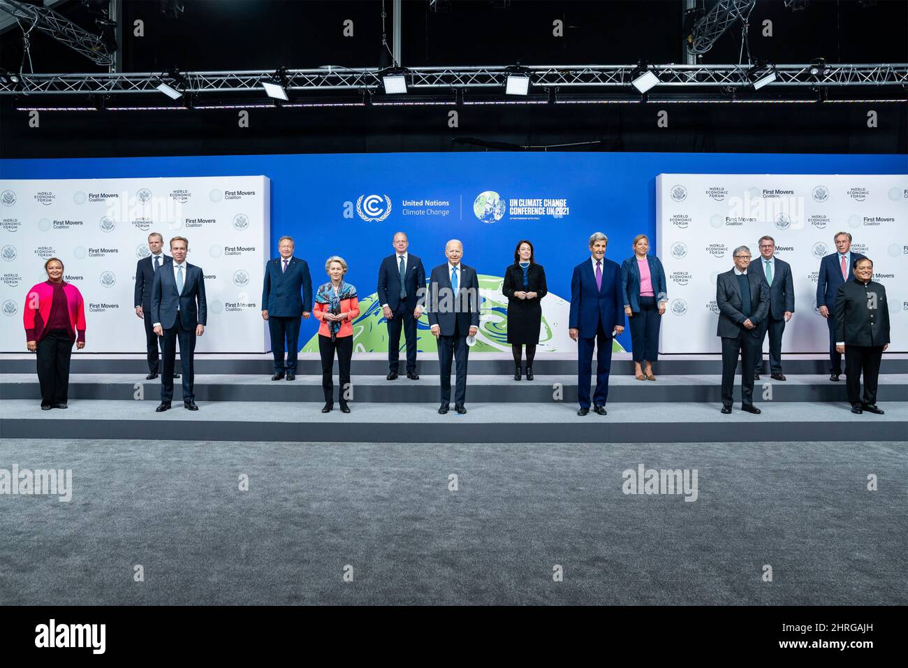 US-Präsident Joe Biden, Mitte, macht ein Gruppenfoto mit der First Movers Coalition auf der UN-Klimakonferenz COP26 auf dem Scottish Event Campus, 2. November 2021 in Glasgow, Schottland. Stockfoto