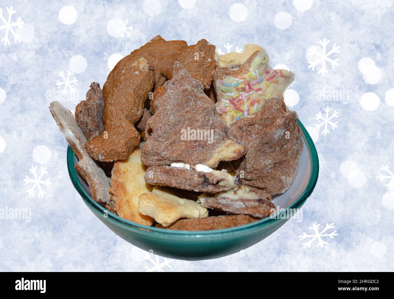 Nahaufnahme von dekorierten leckeren Cokies und Bäckern auf einer blauen Schale mit Bokeh-Hintergrund Stockfoto