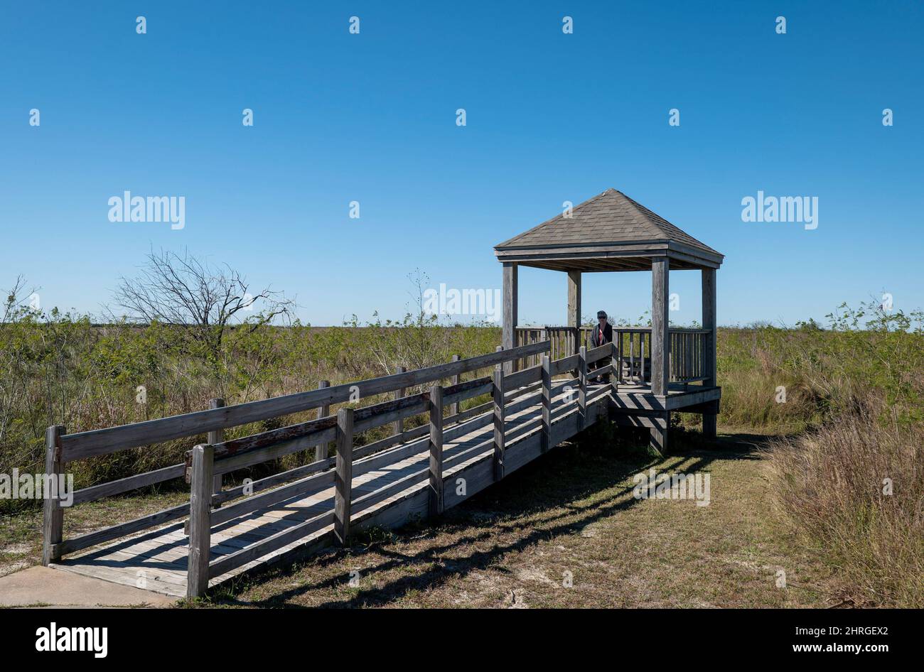 PORT ARANAS, TX - 29 JAN 2020: Hölzerne Vogelschutzhütte zur Beobachtung von Wildtieren an einem sonnigen Tag. Inklusive einer behindertengerechten Rampe. Stockfoto