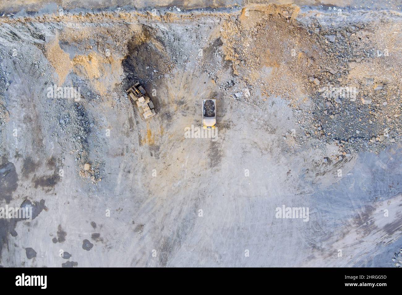 Großer gelber LKW in einem Granitsteinbruch zum Verladen eines Muldenkipper der industriellen Auslagerung Stockfoto