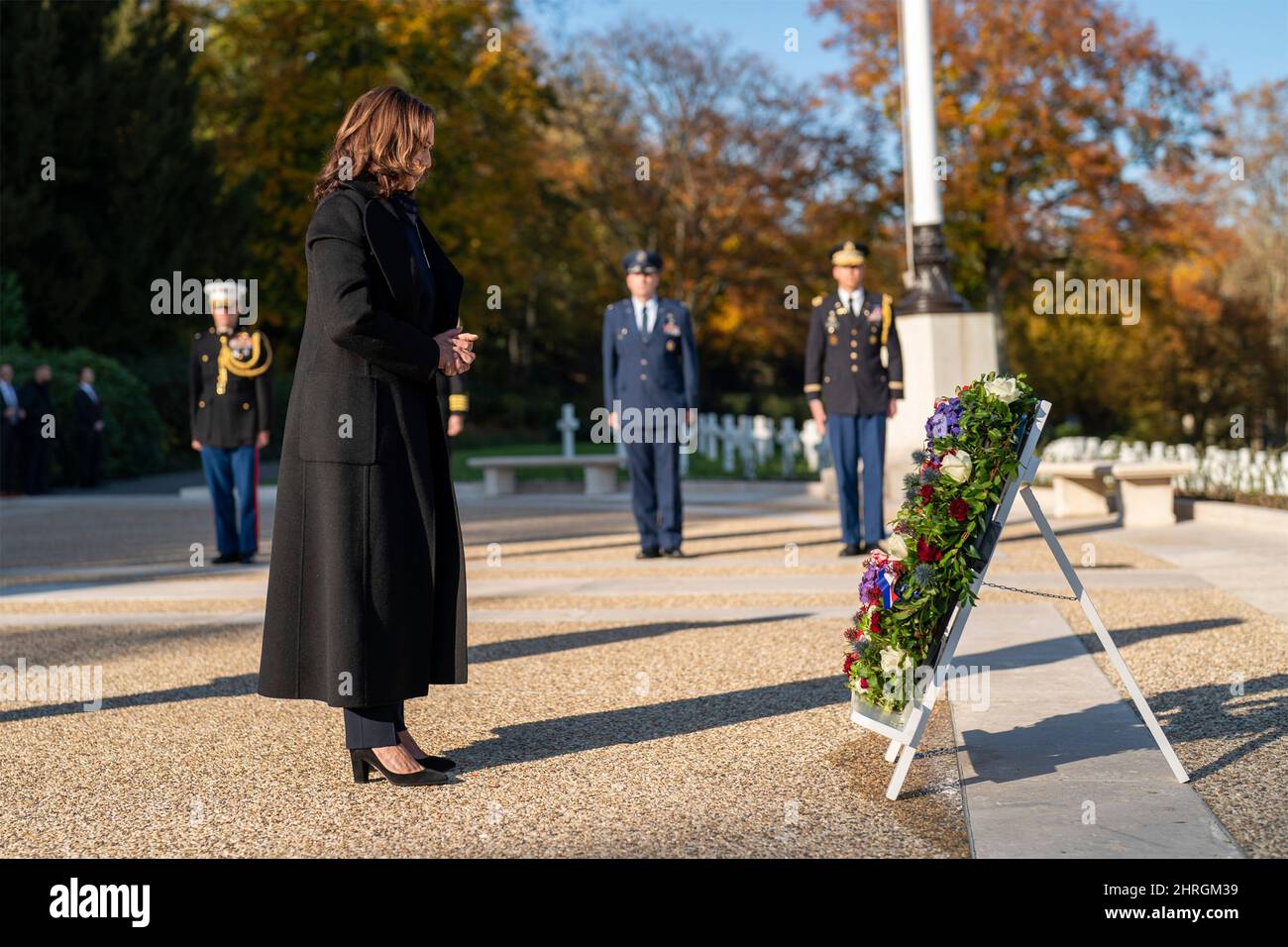 US-Vizepräsidentin Kamala Harris nimmt an einer Kranzniederlegung auf dem Suresnes American Cemetery am 10. November 201 in Paris, Frankreich, Teil. Stockfoto