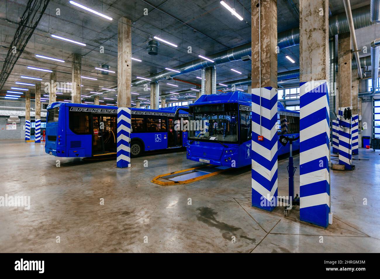 Busse in der modernen Reparaturwerkstatt. Stockfoto