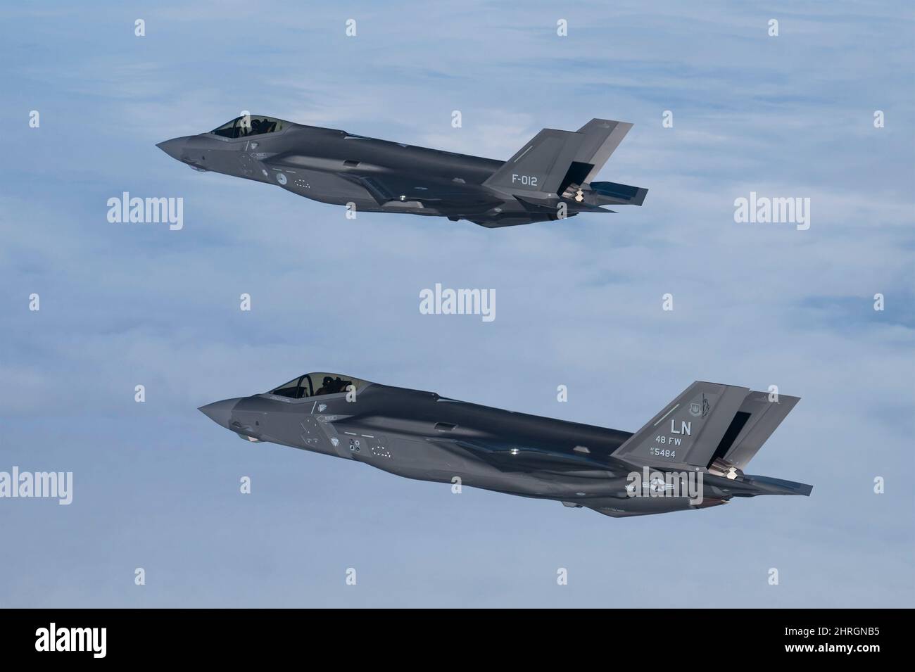 US- und Royal Netherlands Air Force F-35A Lighting II-Kampfflugzeuge fliegen während einer bilateralen Air-to-Air-Trainingsübung am 22. Februar 2022 über die Niederlande in Formation. Die Übung ist Teil der verstärkten Patrouillen der NATO über russische Bedrohungen für die Ukraine. Stockfoto