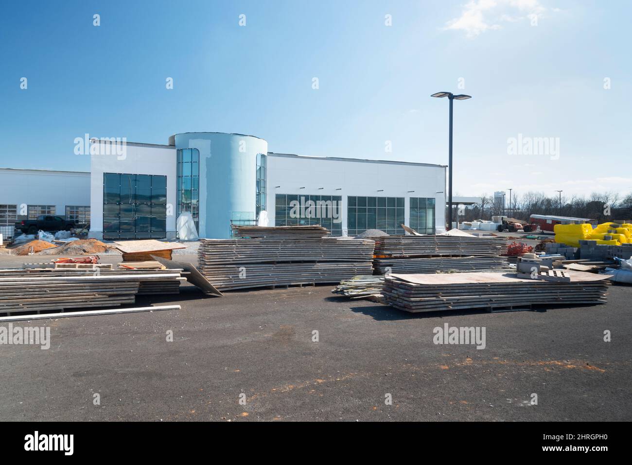 Horizontale Aufnahme von Stapeln von Bauvorräten auf einer Baustelle. Stockfoto